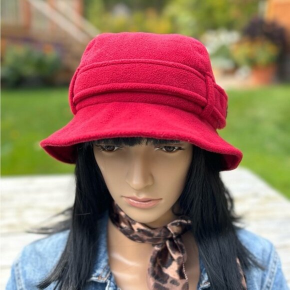 Beatrice & Zacharie red bucket hat - Picture 1 of 12